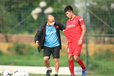 HLV Park Hang Seo nổi cáu, kéo áo cầu thủ U22 Việt Nam