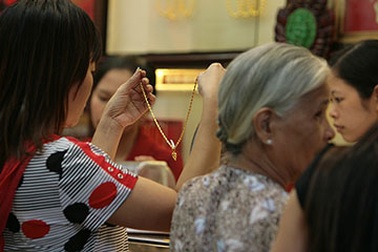 Vàng biến động nhẹ, USD đứng giá