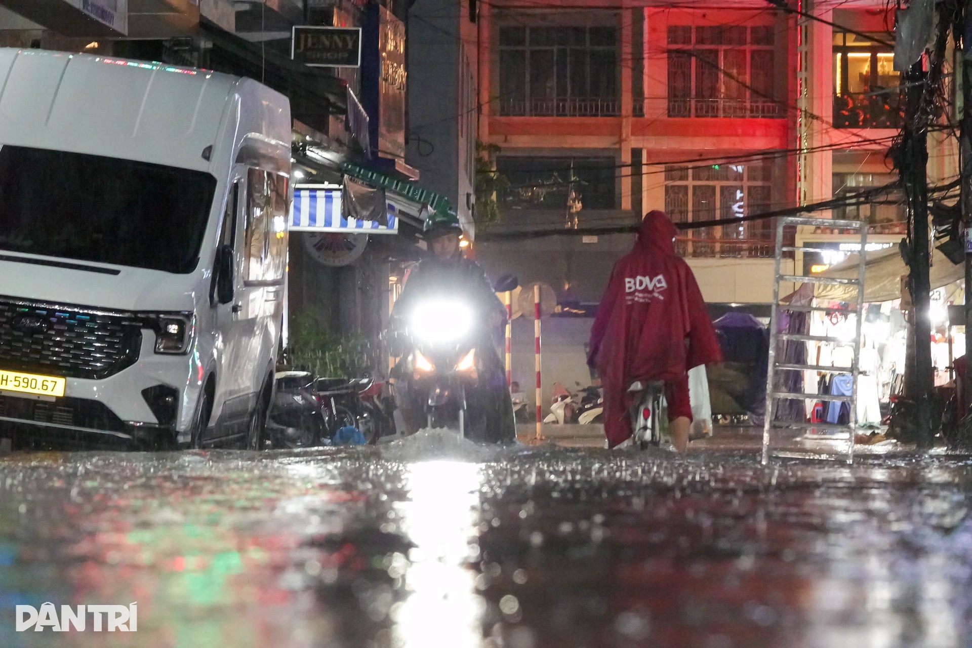 Người Cần Thơ đội mưa, lội nước về nhà trong ngày triều cường vượt báo động - 3