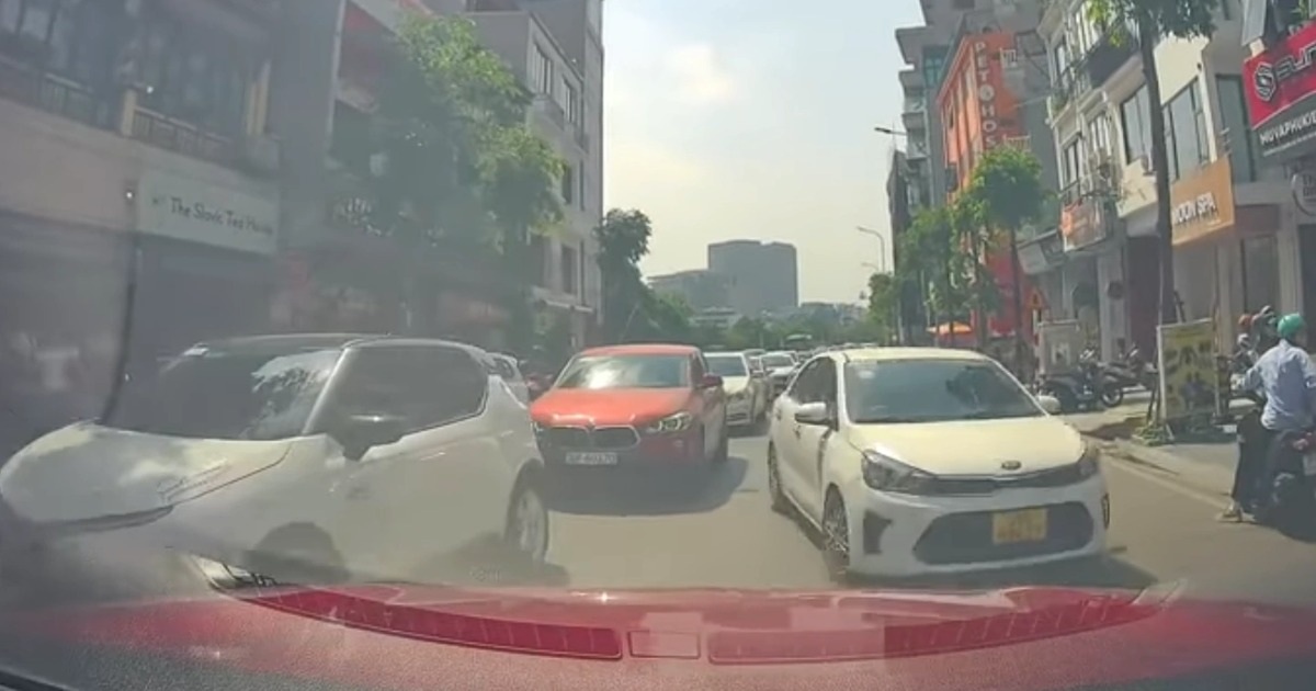 Ô tô nối nhau chạy lấn làn để vượt, luồn lách như trong phim hành động Ô tô nối nhau chạy lấn làn để vượt, luồn lách như trong phim hành động