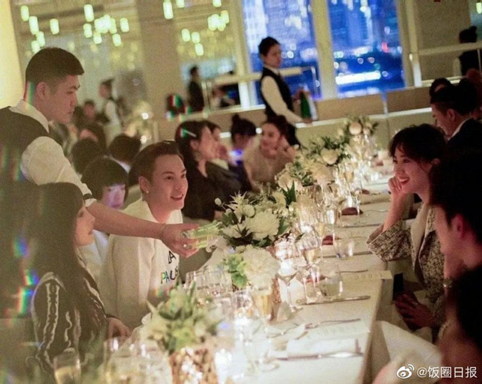 Hình ảnh hiếm hoi của Dương Mịch và Lưu Thi Thi sau nhiều năm mâu thuẫn - 1 Hình ảnh hiếm hoi của Dương Mịch và Lưu Thi Thi sau nhiều năm mâu thuẫn - 1