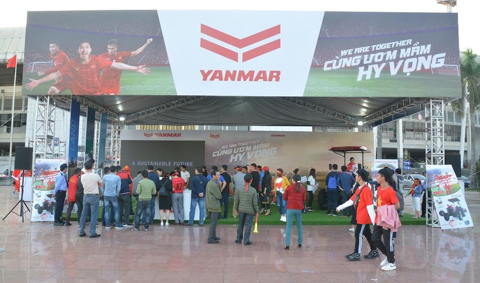 Yanmar mở gian hàng nhà tài trợ cổ vũ bóng đá trận đấu Việt Nam - Thái Lan - 1 Yanmar mở gian hàng nhà tài trợ cổ vũ bóng đá trận đấu Việt Nam - Thái Lan - 1