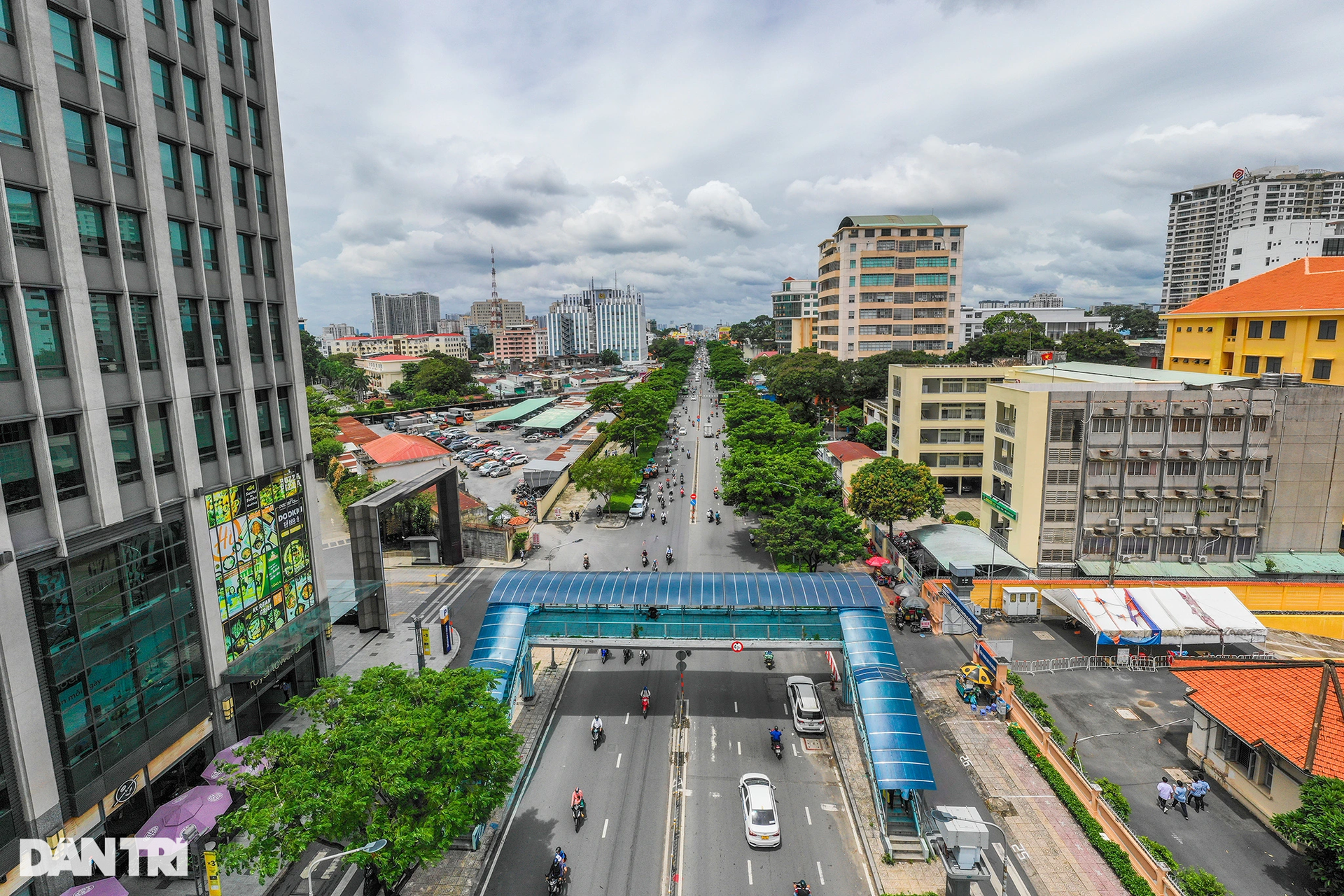 Cảnh đối lập khang trang - nhếch nhác ở các cầu vượt bộ hành tại TPHCM - 3 Cảnh đối lập khang trang - nhếch nhác ở các cầu vượt bộ hành tại TPHCM - 3