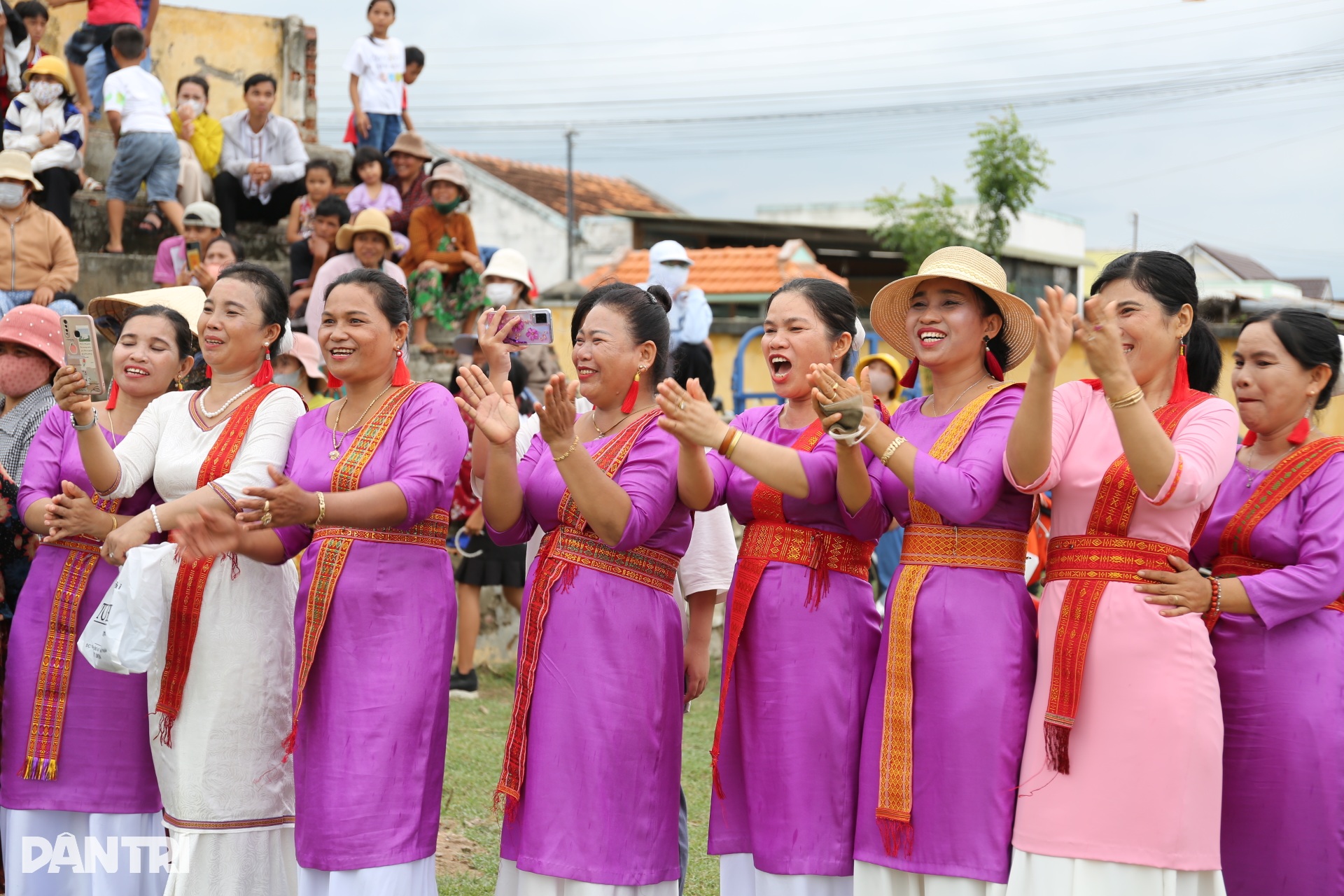 Ngắm nhìn điệu múa Chăm của người dân thôn Thành Ý mừng hội Katê - 12 Ngắm nhìn điệu múa Chăm của người dân thôn Thành Ý mừng hội Katê - 12