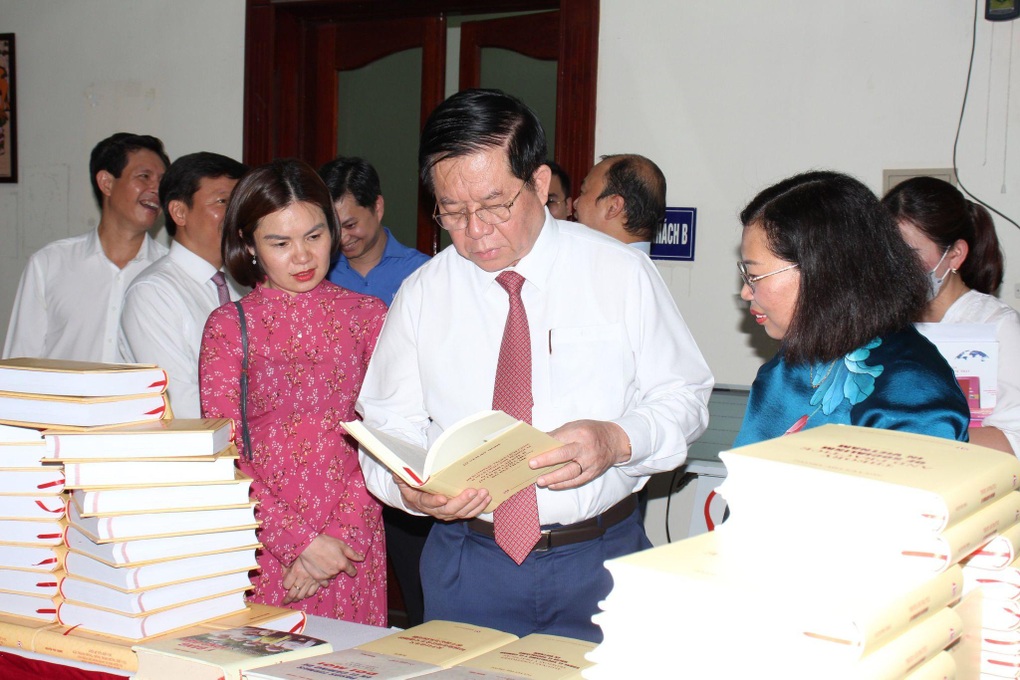 Ra mắt cuốn sách của Tổng Bí thư Nguyễn Phú Trọng xuất bản 7 thứ tiếng - 4 Ra mắt cuốn sách của Tổng Bí thư Nguyễn Phú Trọng xuất bản 7 thứ tiếng - 4