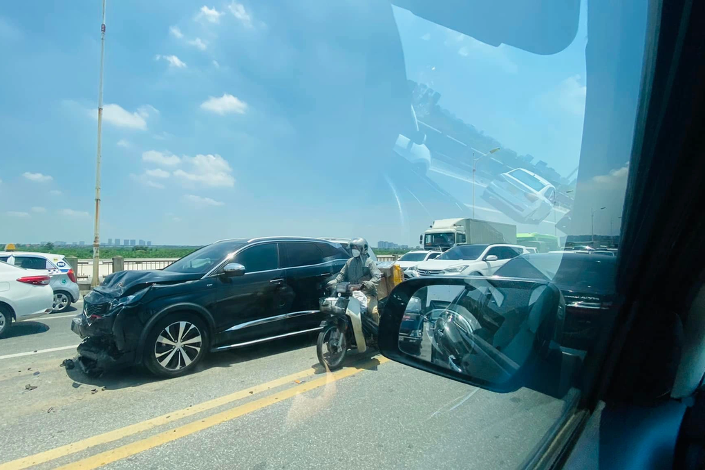 Hà Nội: 6 ô tô đâm va liên hoàn trên cầu Vĩnh Tuy - 1 Hà Nội: 6 ô tô đâm va liên hoàn trên cầu Vĩnh Tuy - 1