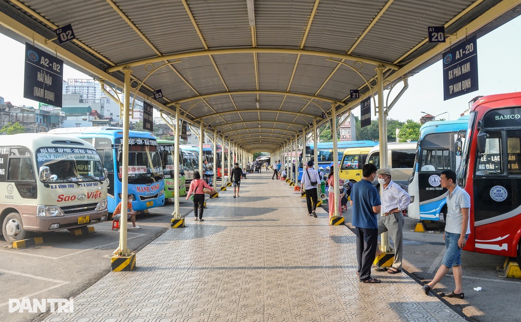 Xe khách trước ngày nghỉ lễ: Nơi đìu hiu, chỗ nổ tưng bừng - 5 Xe khách trước ngày nghỉ lễ: Nơi đìu hiu, chỗ nổ tưng bừng - 5