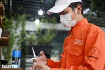 Thợ cắt tóc thất nghiệp chuyển nghề mưu sinh qua ngày