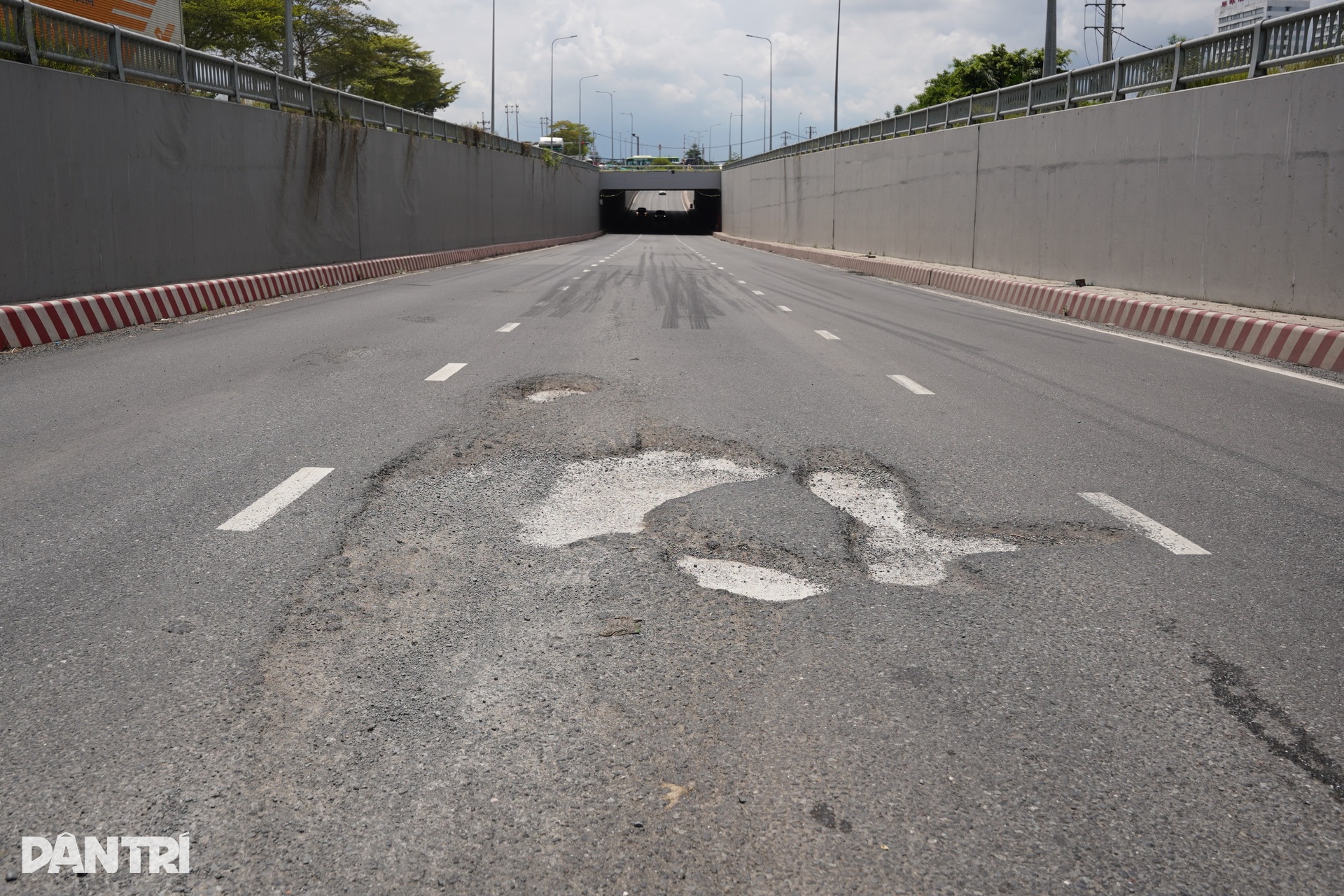 Xe tải chết đứng tại hầm chui nham nhở ổ gà, ổ voi ở TPHCM - 1