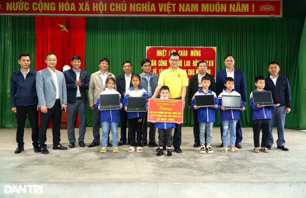 Nhiều phần quà ý nghĩa của Đảng ủy Bộ LĐ-TBXH đến học sinh khó khăn - 1 Nhiều phần quà ý nghĩa của Đảng ủy Bộ LĐ-TBXH đến học sinh khó khăn - 1