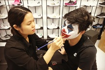 Thợ hóa trang hốt bạc, "cháy sô" mùa Halloween