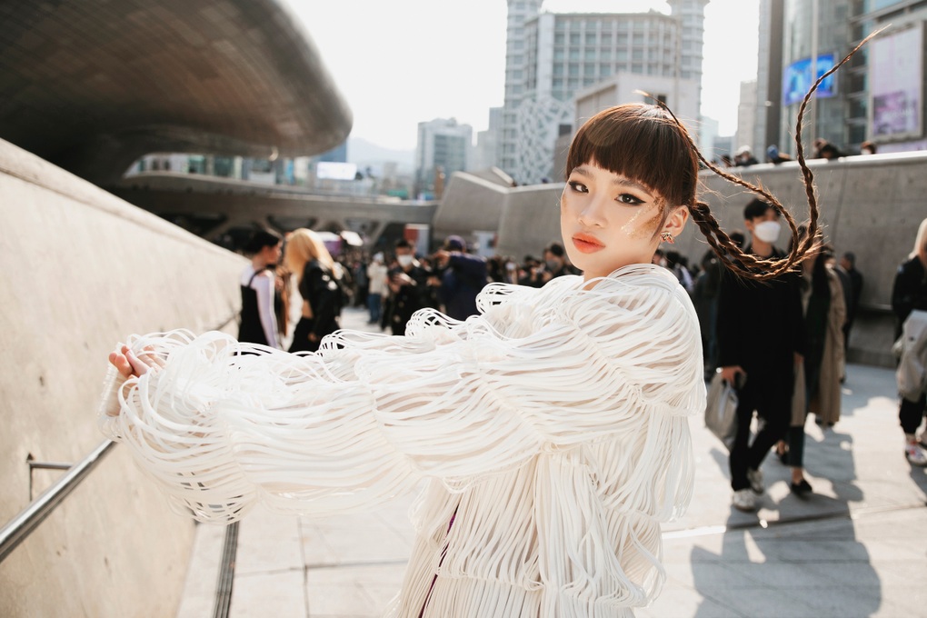 Mẫu nhí Bảo Hà diện thiết kế của Công Trí tỏa sáng tại Seoul Fashion Week - 6 Mẫu nhí Bảo Hà diện thiết kế của Công Trí tỏa sáng tại Seoul Fashion Week - 6
