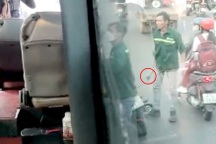 Hai nam thanh niên chặn đường, đập phá xe khách trên quốc lộ ở TPHCM