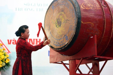 Chủ tịch Quốc hội Nguyễn Thị Kim Ngân đánh trống khai giảng tại TPHCM