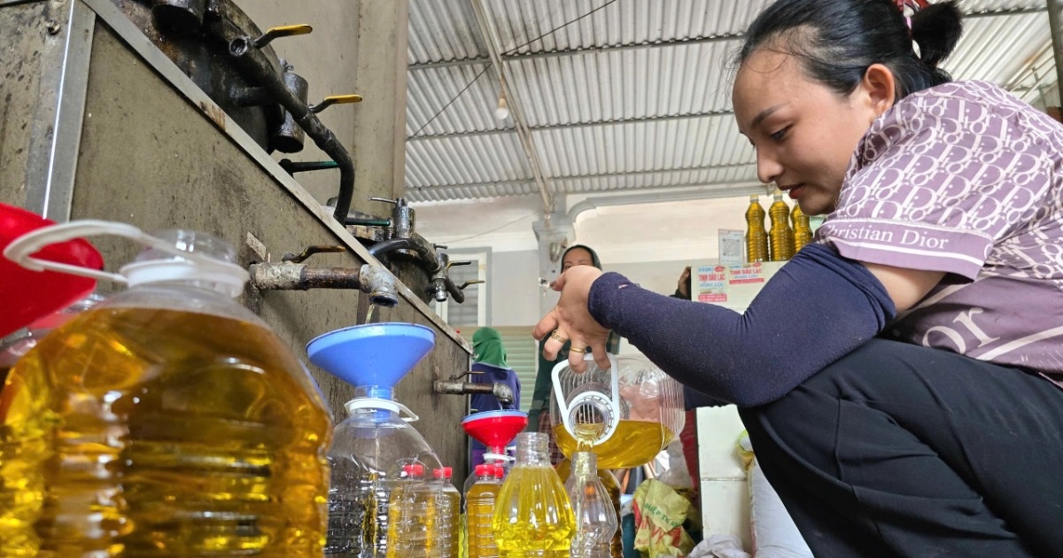 Người dân đổ xô đi ép dầu lạc vì lo ngại dầu ăn “bẩn”