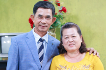 30 năm "thương nhau mà sống" của cặp vợ chồng "sợ nghèo" U60