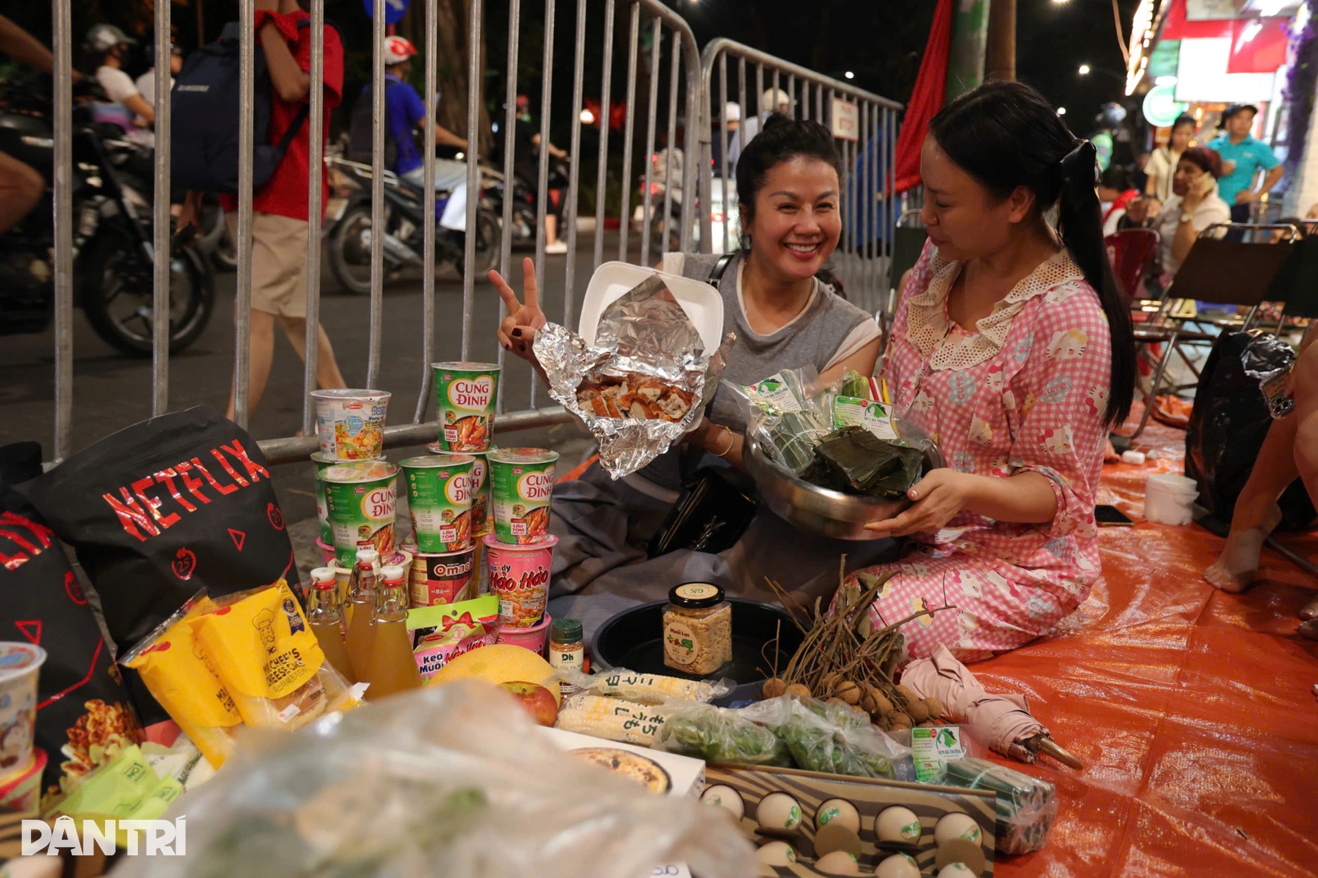 Người dân dọn cỗ, cắm trại, thổi nến sinh nhật chờ trời sáng xem diễu binh - 5 Người dân dọn cỗ, cắm trại, thổi nến sinh nhật chờ trời sáng xem diễu binh - 5