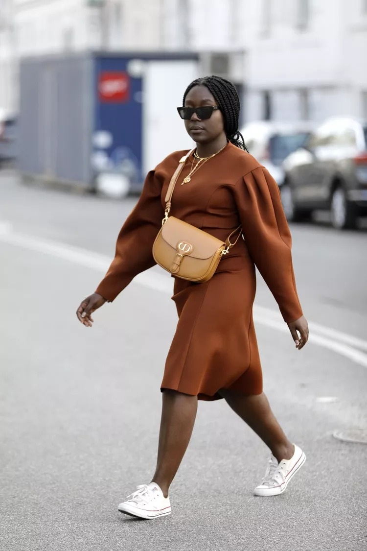 តើធ្វើដូចម្តេចដើម្បីស្លៀកពាក់ការិយាល័យជាមួយស្បែកជើងប៉ាតាដើម្បីឱ្យមើលទៅទាន់សម័យនិងបុគ្គល? - ៨ Mặc đồ công sở với giày sneakers thế nào để trông sành điệu, cá tính? - 8