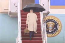 Ông Biden suýt vấp ngã khi bước lên chuyên cơ Không Lực Một