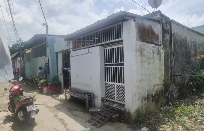 Dãy nhà xây dựng không phép tồn tại nhiều năm trên đất trồng cây lâu năm tại thửa đất số 627, tờ bản đồ số 33, thuộc ấp 5, xã Bình Mỹ, nhưng không bị chính quyền xử lý.