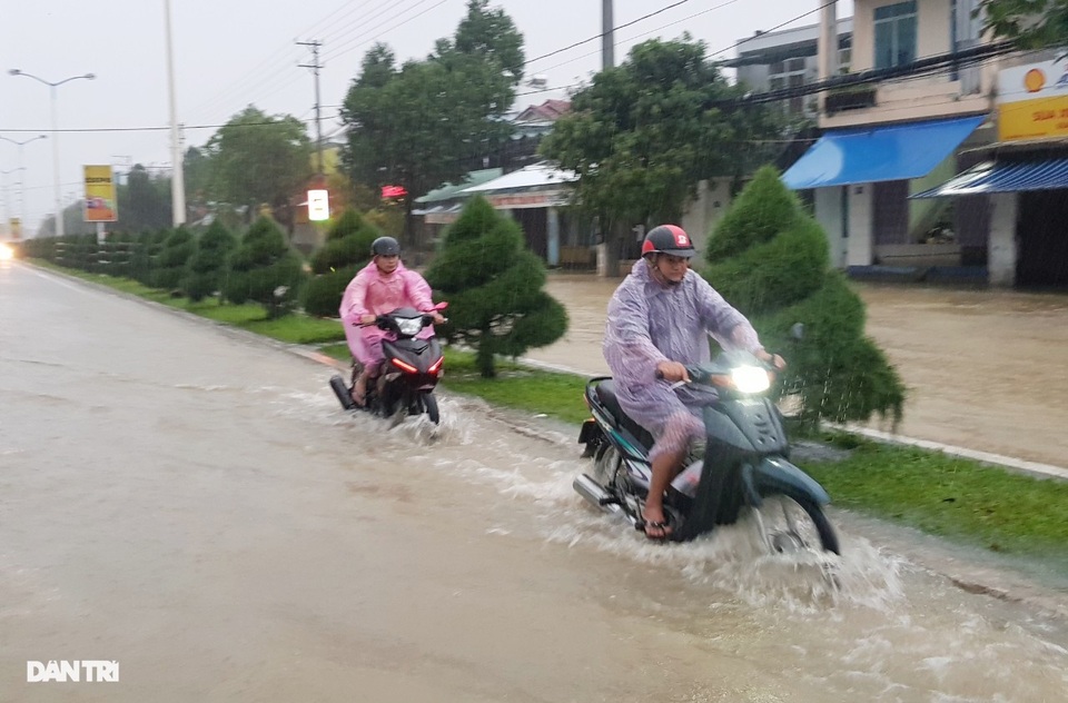Nha Trang ngập nhiều nơi, bờ sông Cái sạt lở hở hàm ếch - 6 Nha Trang ngập nhiều nơi, bờ sông Cái sạt lở hở hàm ếch - 6