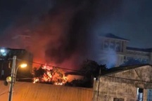 Nhà xưởng trên đường Nguyễn Khoái ở Hà Nội bốc cháy ngùn ngụt