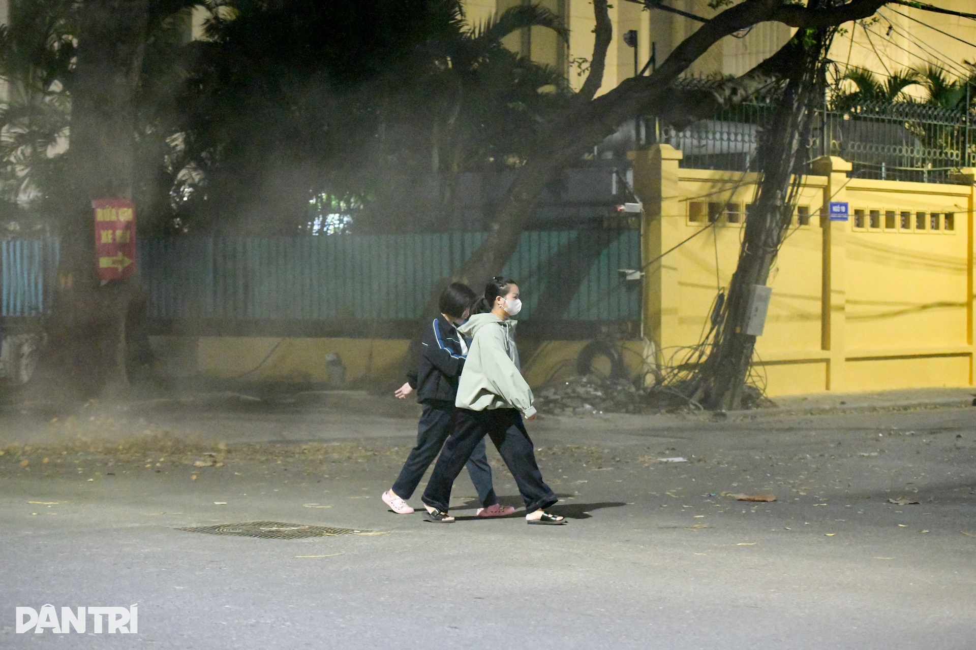 Người đi đường ngạt thở vì… công nhân dùng máy thổi bụi, đốt rác - 6 Người đi đường ngạt thở vì… công nhân dùng máy thổi bụi, đốt rác - 6