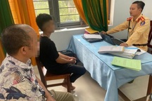 Con bốc đầu xe quay video đăng TikTok, cha bị phạt 14 triệu đồng