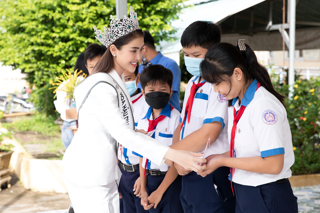 Hoa hậu Lý Kim Thảo trao học bổng cho học sinh khó khăn tại quê nhà - 2 Hoa hậu Lý Kim Thảo trao học bổng cho học sinh khó khăn tại quê nhà - 2