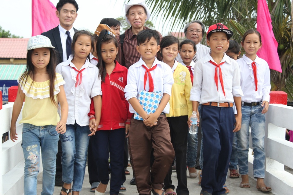 Hàng chục phòng học, cây cầu Dân trí được xây dựng trong 15 năm qua - 11 Hàng chục phòng học, cây cầu Dân trí được xây dựng trong 15 năm qua - 11
