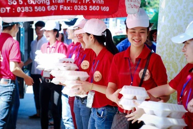 Hơn 6.000 suất cơm, 30.000 hộp sữa, chai nước uống dành cho thí sinh
