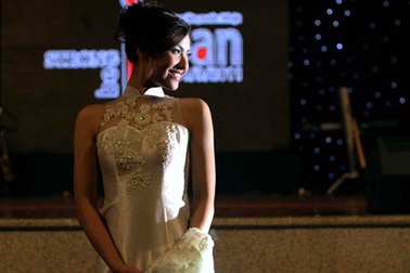 Hồng Quế mặc áo dài trị giá 75 triệu đồng