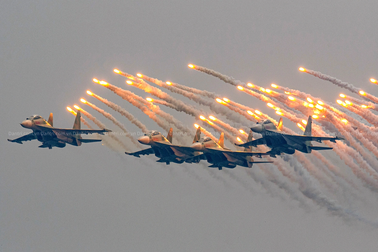 Mãn nhãn màn Su-30MK2 tập luyện, bắn đạn nhiễu trên bầu trời Hà Nội