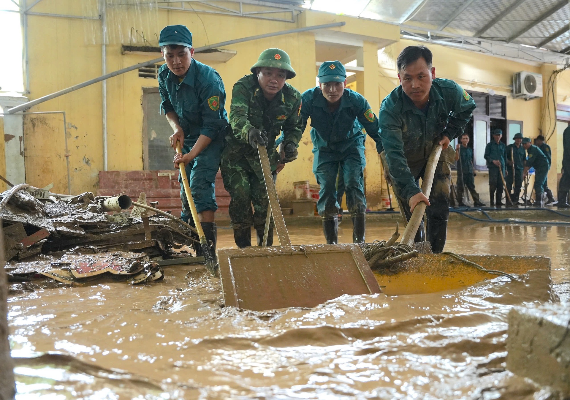 Quân đội và công an sát cánh cùng nhân dân trong cơn lũ lịch sử - 11 Quân đội và công an sát cánh cùng nhân dân trong cơn lũ lịch sử - 11