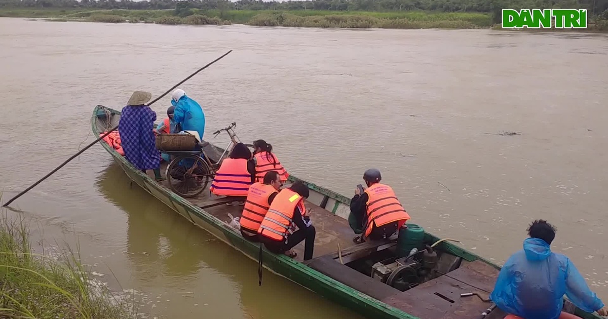 Video: Nước lũ dâng cao, học sinh chòng chành trên đò đến trường | Báo Dân trí