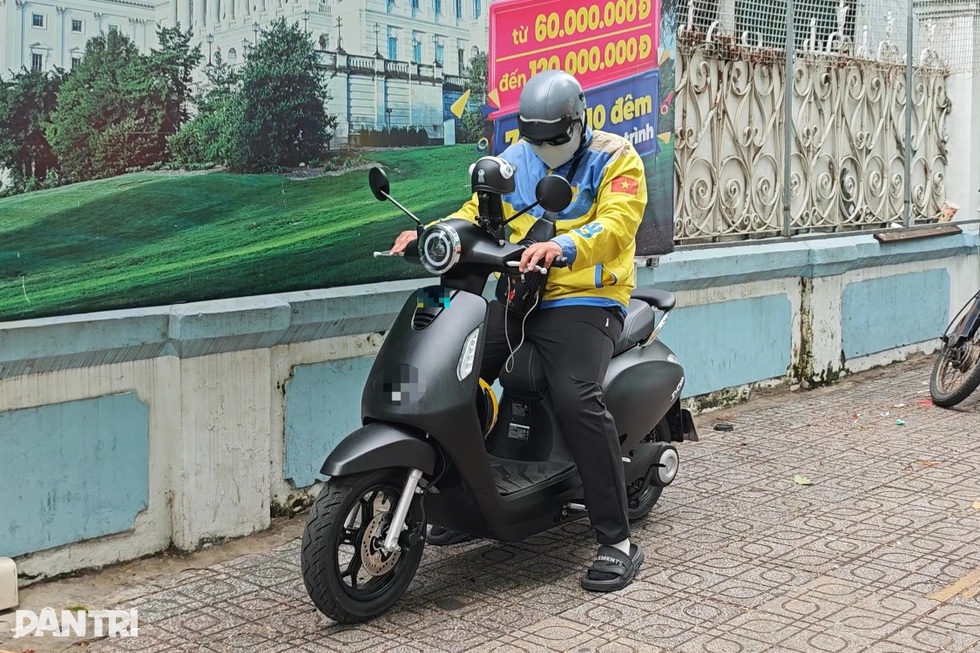 Tài xế ở TPHCM xoay xở với bài toán xe máy điện - 4 Tài xế ở TPHCM xoay xở với bài toán xe máy điện - 4