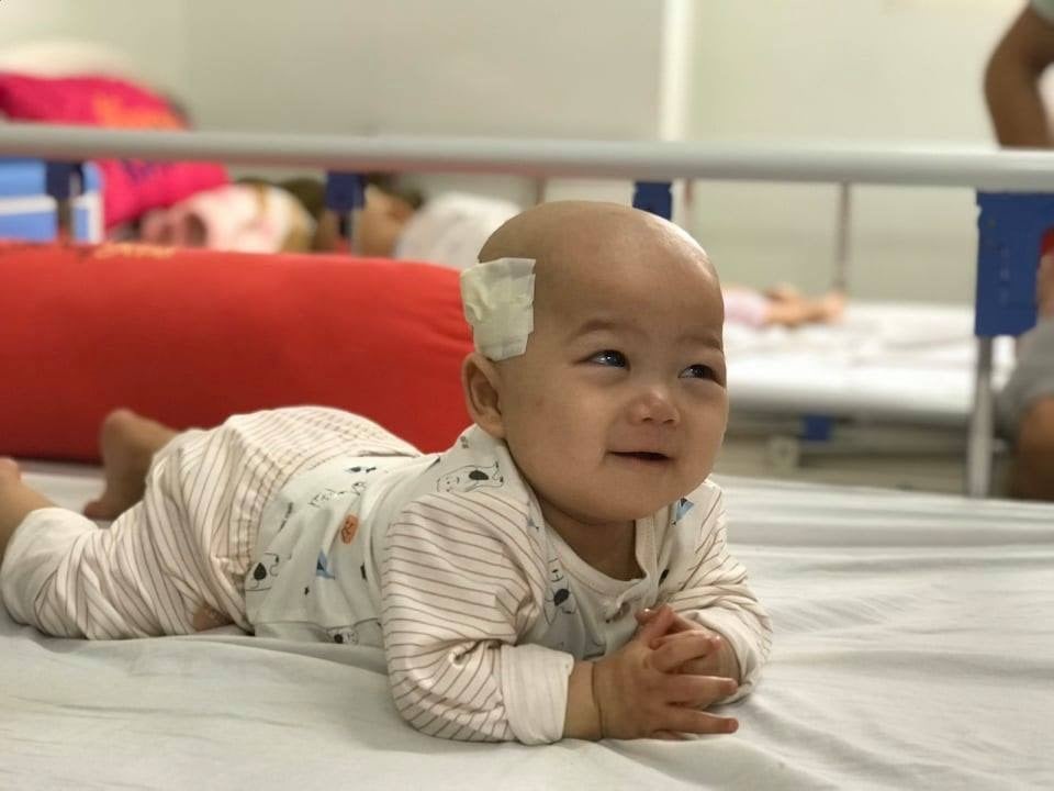 Cầu mong phép mầu đến với bé trai 1 tuổi bị ung thư kép hành hạ - 4 Cầu mong phép mầu đến với bé trai 1 tuổi bị ung thư kép hành hạ - 4