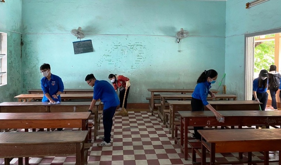 4.000 đoàn viên giúp các trường tiêu độc, khử trùng đón học sinh trở lại - 3 4.000 đoàn viên giúp các trường tiêu độc, khử trùng đón học sinh trở lại - 3