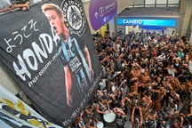 Biển người hâm mộ Brazil chào đón HLV đội tuyển Campuchia