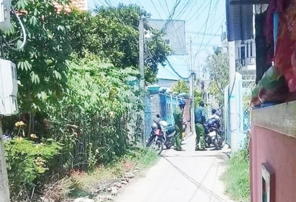 Có thể khởi tố người con gái đánh đập, đổ phân lên đầu mẹ già - 1 Có thể khởi tố người con gái đánh đập, đổ phân lên đầu mẹ già - 1