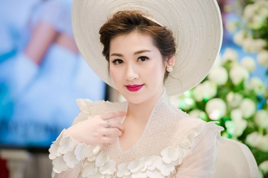 Á hậu Tú Anh đẹp kiêu sa khi trình diễn váy cưới