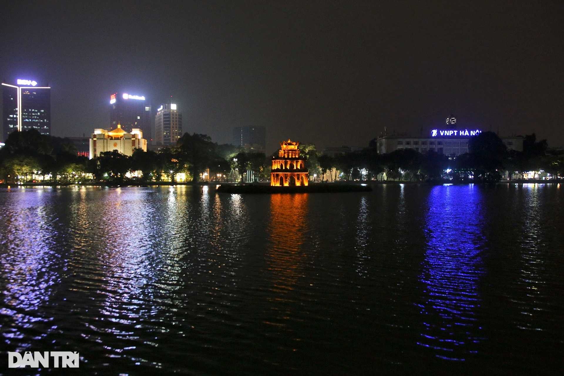 Hồ Gươm tắt đèn tưởng niệm nạn nhân tử vong trong đại dịch Covid-19 - 15