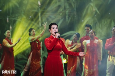 Đêm nhạc tôn vinh chiến sĩ Công an: Võ Hạ Trâm cùng dàn sao tỏa sáng