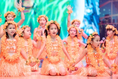 Hơn 60 bạn nhỏ tỏa sáng trong đại nhạc hội Anh ngữ “Talent show”