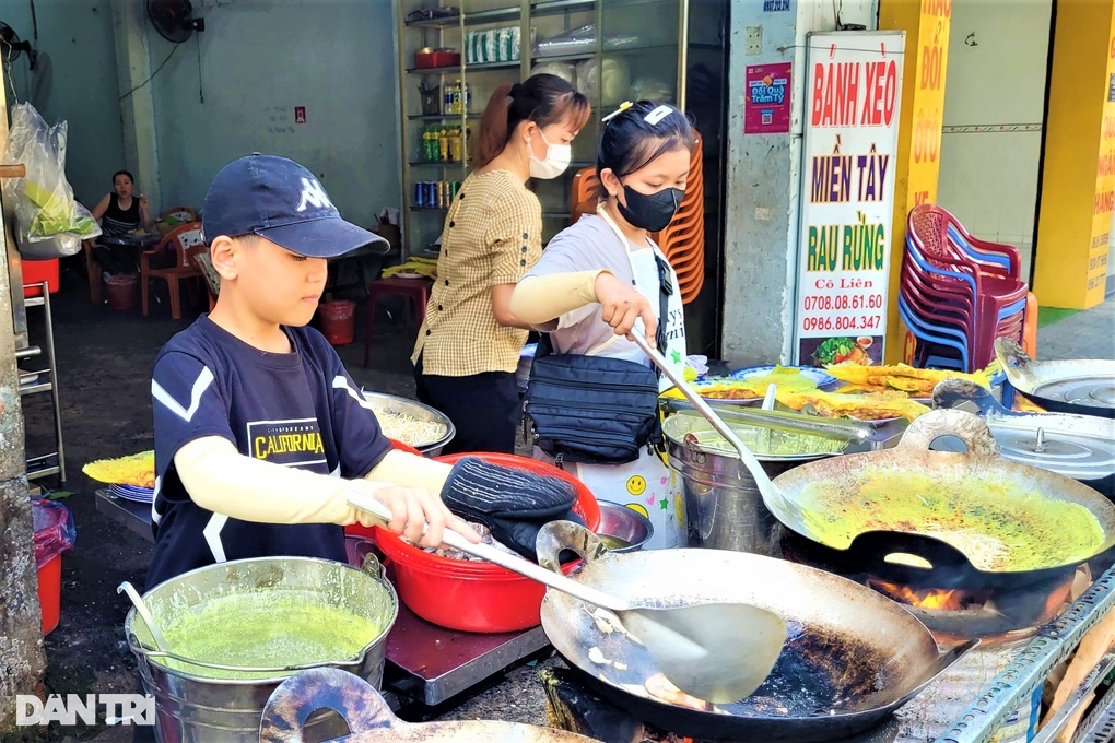 Bếp trưởng 13 tuổi đổ bánh xèo nuôi 2 em và ước mơ... đầy nước mắt - 2 Bếp trưởng 13 tuổi đổ bánh xèo nuôi 2 em và ước mơ... đầy nước mắt - 2