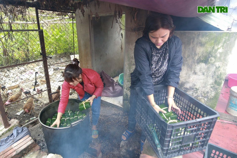 Người Hà Nội góp củi, gạo nấu hàng nghìn chiếc bánh chưng ủng hộ miền Trung - 11 Người Hà Nội góp củi, gạo nấu hàng nghìn chiếc bánh chưng ủng hộ miền Trung - 11
