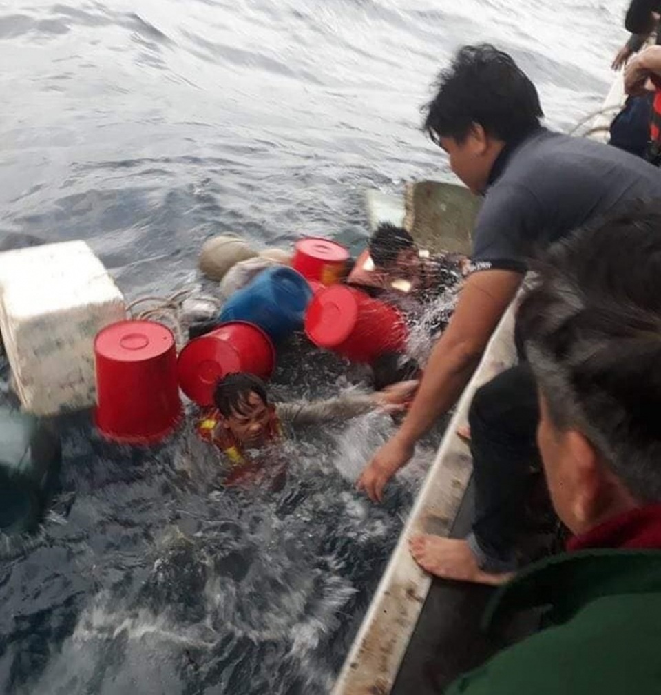 6 thuyền viên ôm can nhựa lênh đênh trên biển khi tàu bị sóng đánh chìm - 1 6 thuyền viên ôm can nhựa lênh đênh trên biển khi tàu bị sóng đánh chìm - 1
