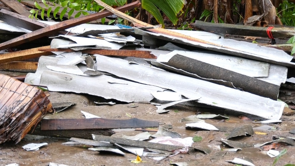 Hàng trăm gia đình miền Tây điêu đứng vì bão số 2 - 1 Hàng trăm gia đình miền Tây điêu đứng vì bão số 2 - 1