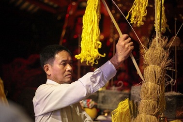 Người dân xin giò hoa tre cầu may ở đền thờ Thánh Gióng