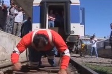 Lực sĩ dùng sức kéo toa tàu nặng hơn 100 tấn